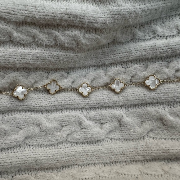 White pearl gold clover leaf bracelet - Picture 3 of 4